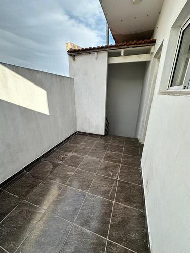 Alquiler - Villa Madero - Departamento 3 Ambientes Con Patio - 2do. Piso Por Escalera- Sin Expensas