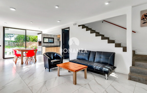 Casa En Venta A 50 Metros De La Playa. Piriápolis - Punta Colorada. Piscina 3 Dormitorios, 3 Baños