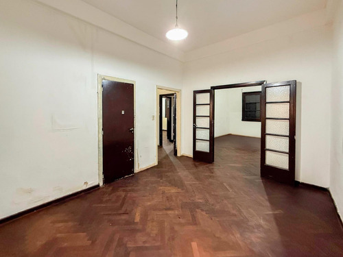 Venta - Departamento De 2 Dormitorios Con Patio. Centro, Rosario.