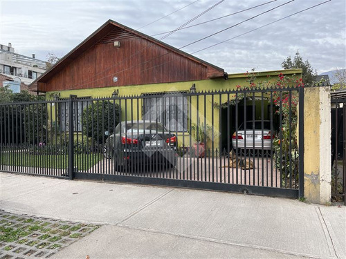 Casa En Venta De 4 Dorm. En Ñuñoa