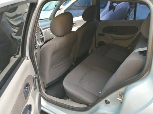 Renault Clio Sedan 1.6 Privilege 2003