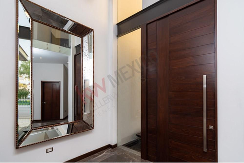 Lujosa Casa En Venta En Residencial Galerías, Combina Comodidad Y Serenidad.