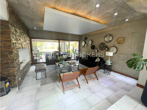 Moderna Casa En Venta: Espacio, Confort Y Estilo (dg)