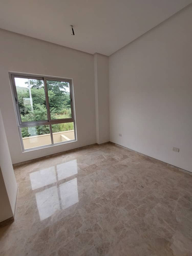 En Cumbres De Guataparo Townhouse A Estrenar Vende Saúl Osío