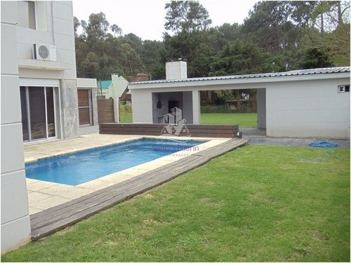 Casa Cerca De La Playa En Rincón Del Indio, Punta Del Este.- Ref: 30251