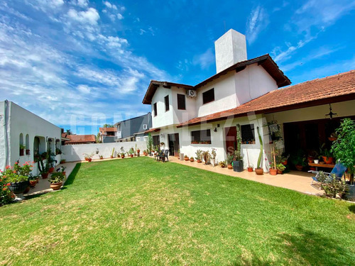 Casa 5 Amb En Barrio Uno - Con Piscina
