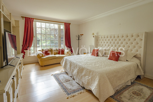 Casa Con Amplio Jardín En El Huinganal