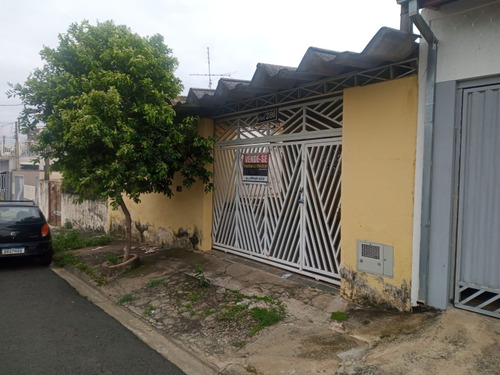 Casa De Três Quartos E Dois Banheiros Com Edícula