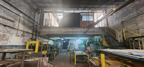 Galpón 700 M² Comercial E Industrial S/avenida Y Salida A Calle Lateral - Villa Madero