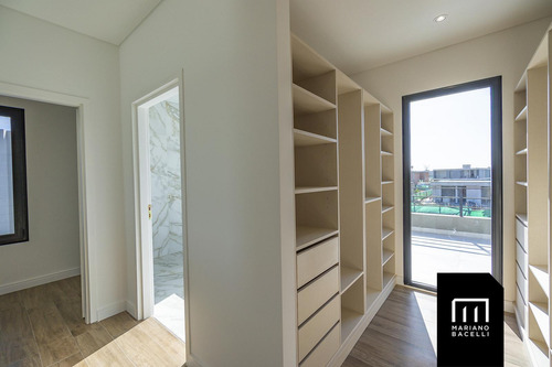 Casa En Venta En Terralagos, Canning