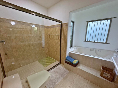 Casa Con Alberca Y Jacuzzi, En Residencial Privado, Venta Playa Del Carmen.