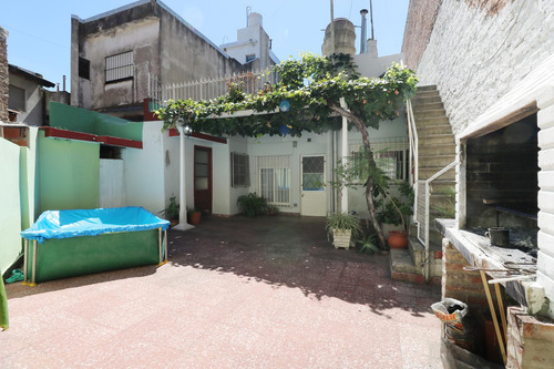 Venta Casa Sobre Lote Propio En Jose Ingenieros - Patio - Parrilla Y  Local Comercial Al Frente