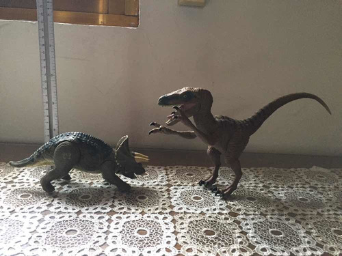 Jurassic Park / Velociraptor Y Triceratops / Lote