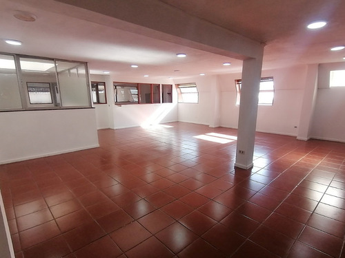 Amplísima Propiedad Bodega Y Oficinas En Planta Libre.