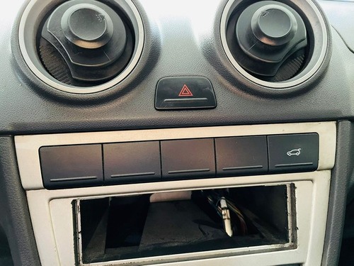 Imagem 15 de 19 de Volkswagen Voyage 1.6 Mi 8v 2013