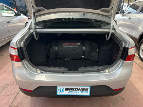 Imagen 6 de 8 de Fiat Grand Siena Essence 1.6 16v 2014