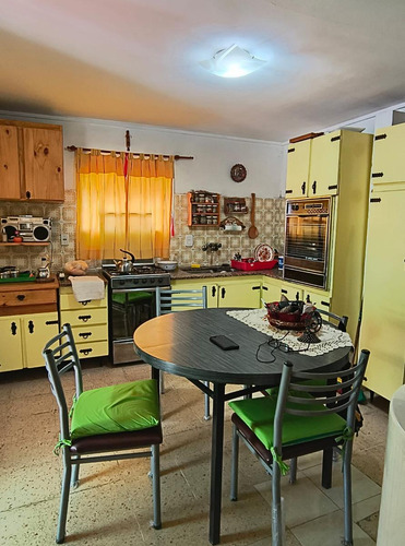 Casa En Venta - 2 Dormitorios 2 Baños - 275mts2 - Tolosa
