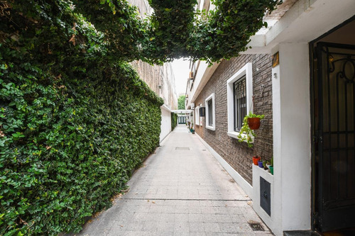 Casa De Pasillo En Venta De 4 Dormitorios Con Parrillero Y Cochera Centro