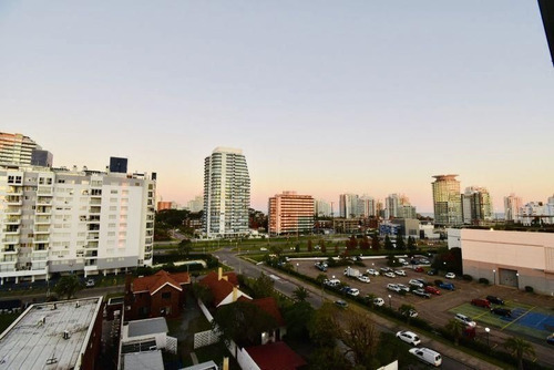 Apartamento En Venta De 2 Dormitorios En Playa Mansa