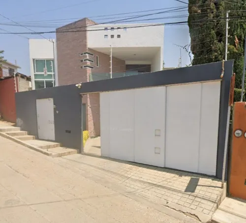 Propoedad De 2 Pisos Con Excelente Ubicacion Recien Remodelada
