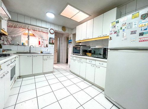 Amplia Y Luminosa Casa Con Ubicación Privilegiada Vitacura