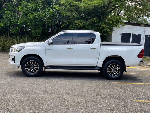 Imagen 2 de 24 de Toyota Hilux 2.4 Td Mt 4x4
