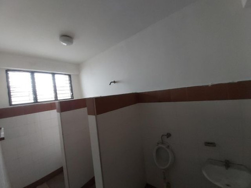 Imagen 24 de 30 de Local Comercial En Venta En Centro Barquisimeto Lara ++22-11158 */ M.c T. N° +0-4-2-4- 5.5.6. 5.7. 5.9 *--**