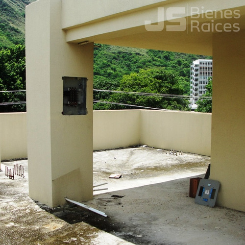 Townhouse En Venta Obra Limpia Urb La Floresta Maracay 06js