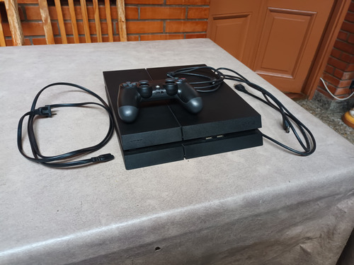 Playstation 4 Estandar 500 Gb Incluye Joystick Y 8 Juegos Negro (Usado)