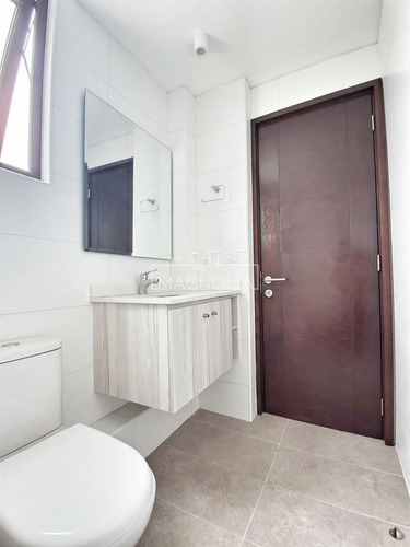 Casa En Venta De 3 Dorm. 4 Baños Más Escritorio, En Concón