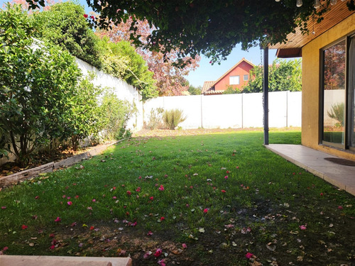 Casa En Venta De 3 Dorm. + Servicio En Colina