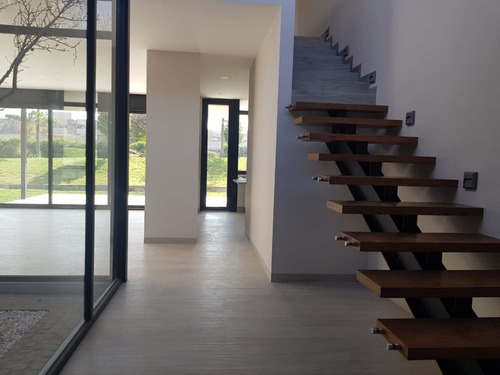 Residencia De Autor En Altozano, 4 Recámaras, Una En Pb, Estudio, Family Room..
