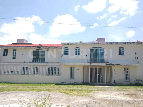 Casa En Venta De 4 Recamaras Y Amplio Jardin Cerca De Camino Real A Cholula.