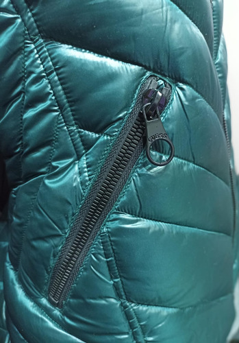 Chamarra Guess Tea Con Cuello De Tortuga Para Dama