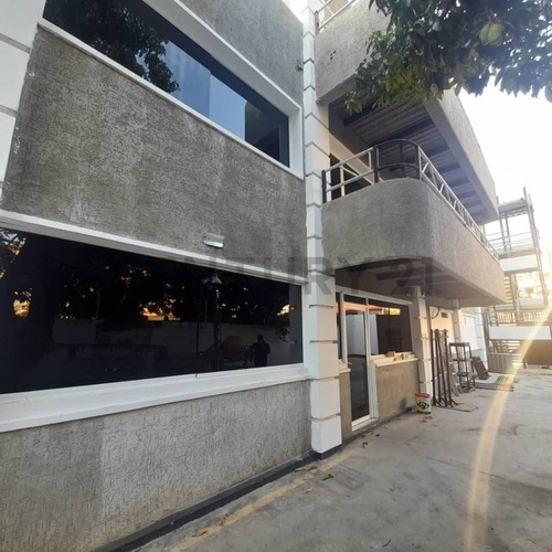 Edificio Comercial En Lecheria Disponible En Venta