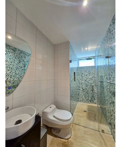 Apartamento En Alquiler 250 M2.- Urb. La Castellana