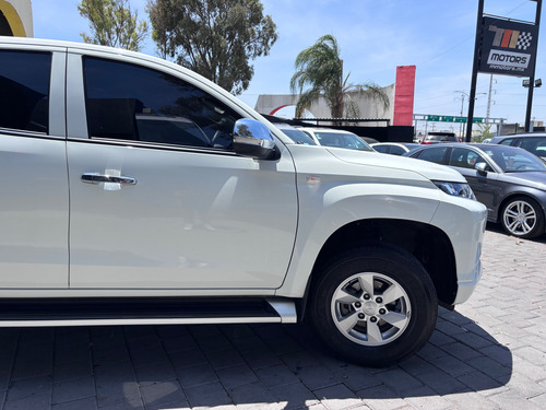 Mitsubishi L200 2.4 Cabina Doble 4x2 Mt