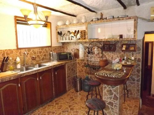 Maravillosa Casa De Estilo Country,conjunto Cerrado,amplias Y Frescas Habitaciones Con Aire Splits,cocina Empotrada Equipada En Excelente Condiciones, Techos Machiembrado,pisos De Ceramica Y Terracota