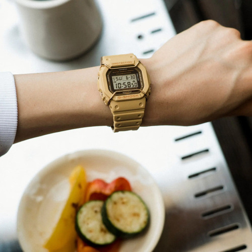 Reloj pulsera digital Casio GA-100L-2A con correa de resina color café claro - fondo café