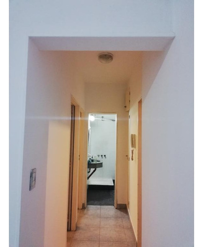 Departamento En Avellaneda Centro, Con Balcón Y Aires Acondicionado.