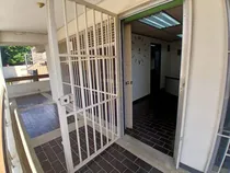 Comprar Se Alquila Oficina De 31 M2 En Centro Comercial La Arboleda, Ubicada En La Urb. Montes De Oca Sector Padre Alfonso, Cerca De La Oficina Del Cne Gf