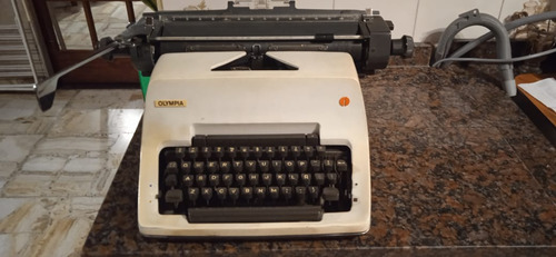 Máquina De Escribir Marca Olimpia Modelo Sg-3 Excelente 