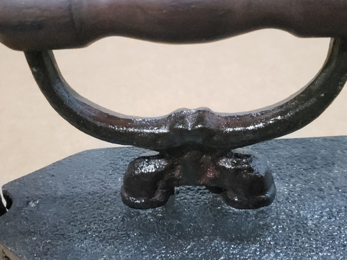 Antigo Ferro De Passar Roupas À Brasa - Modelo Raro (Usado)