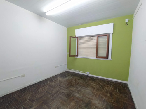 Alquiler De Importante Inmueble Para Oficinas, Consultorios O Estudios. Apto Profesional
