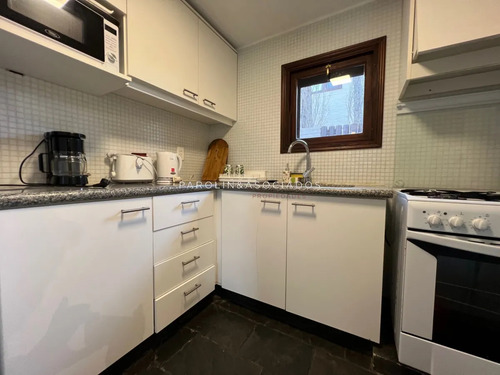 Casa En Venta De 2 Dormitorios En Barrio Privado Parque Pinares, Punta Del Este.