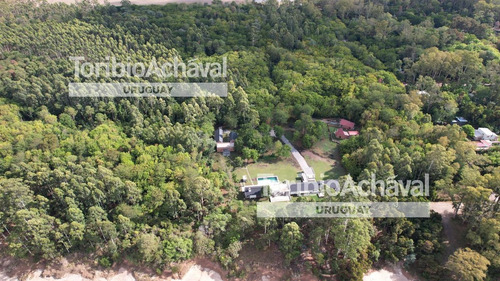 Destacada Casa Sobre La Costa En Balneario El Ensueño