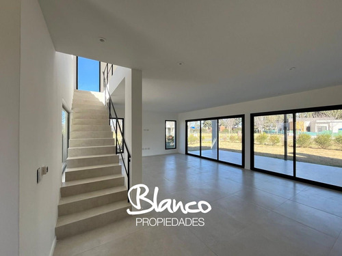 Casa En Venta En Santo Tomás, Pilar, G.b.a. Zona Norte