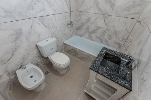En Venta. Parque Avellaneda. Ph. 3 Amb. Patio Y Terraza Propios. Sin Expensas.