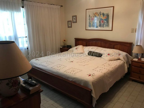 Hermosa Casa De Una Planta Con Grandes Espacios Y Bella Terraza En Santa Paula. Mls # 25-13494 Lp