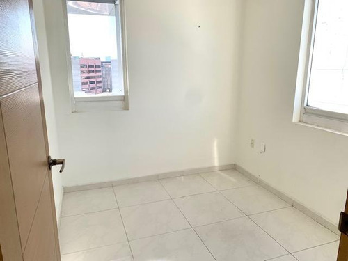 Interlomas, Rento Amplia Oficina De 127m2 Más Una Amplia Terraza Privada, 5 Privados, Sala De Juntas, 3 Estacionamientos. El Edificio Cuenta Con Circuito Cerrado, Control De Acceso Y Vigilancia 24 Ho